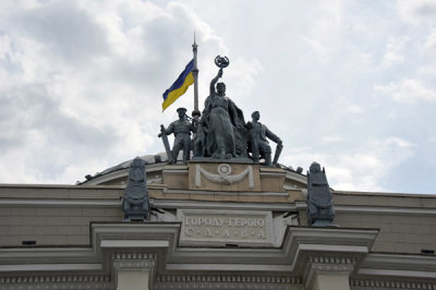 Hero City sculpture, Odessa Railway Station