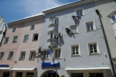 Mountaineers climbing Sportler, Stadtgasse, Bruneck