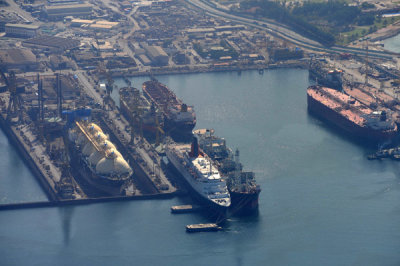 Dubai Dry Docks, Port Rashid, with the QE2