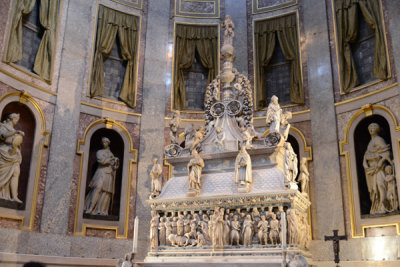 Arca di San Domenico (Ark of Saint Dominic) containing the remains of St. Dominic (1170-1221) with some Michaelangelo sculptures