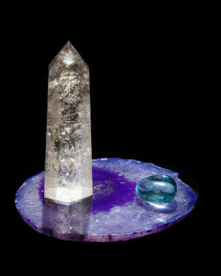 Quartz and blue obsidian on agate