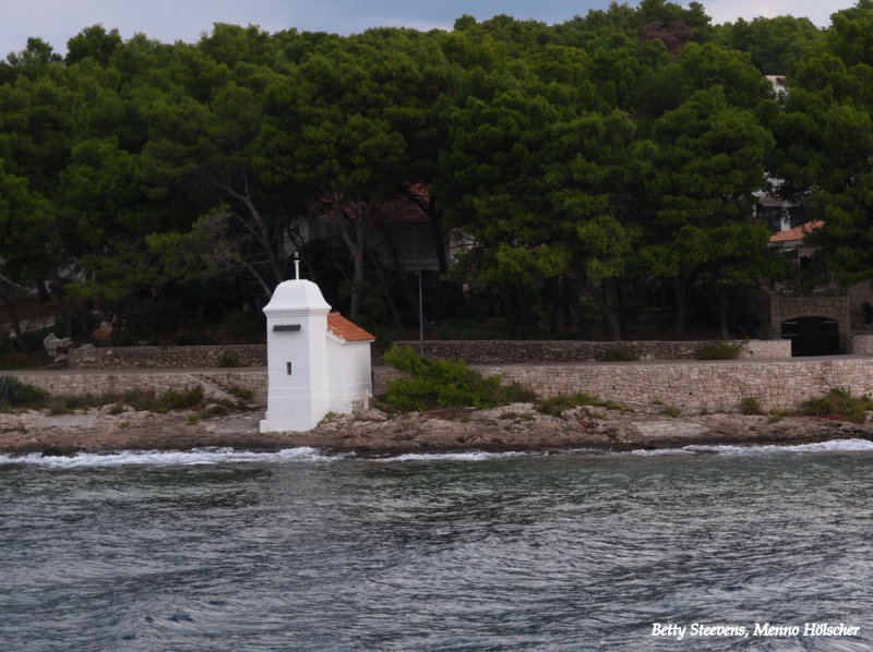 Kapel met havenlicht - Chapel with harbour light