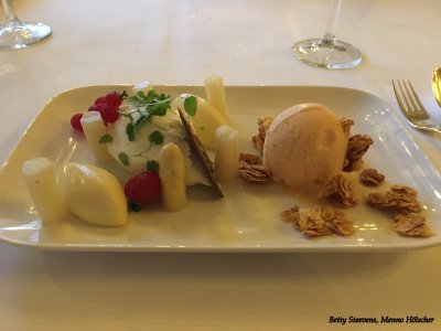 Panna cotta met ijs en aspergepuntjes