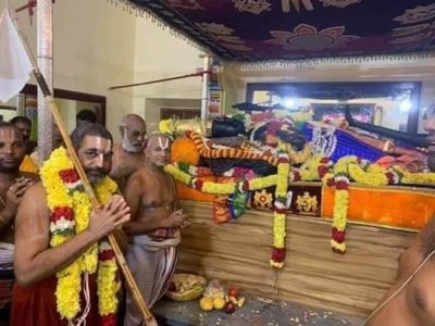 8) Desharaja-s and Yatiraja-s visiting Devadhiraja
