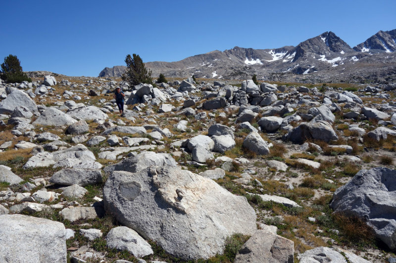 Easy hiking thru boulder meadows towards Puppet Pass