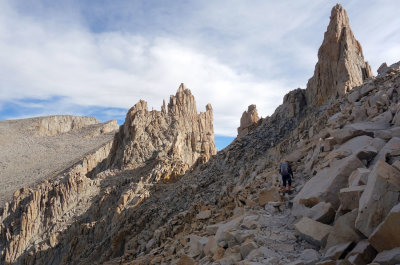 Hiking north up the final slopes of Mt Whitney 4,421m