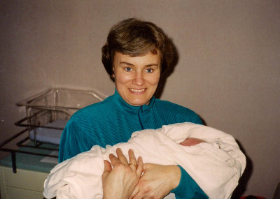 1995 12-16 Sandy Eric 3 hours old MLR2020.jpg