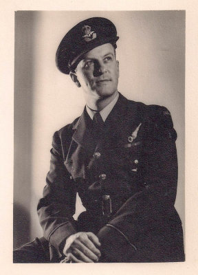 Uncle Gordon in AF uniform MLR2020.jpg