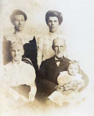 Chas Wright (grandpa) Louisa Wright (grandma) Alice Wright, Louis Wright and likely Margaerite MLR2020.jpg