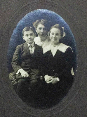 1913 Aunt Margaret Chamberlain with Myra and Kenneth (2) MLR2020.jpg