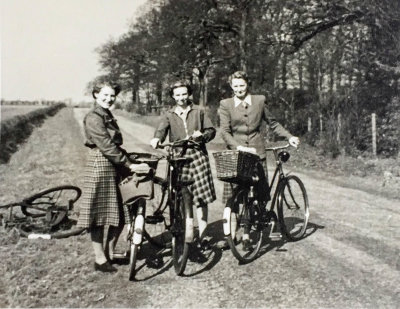1948.04 Joyce, Myra, and Doris hendrick MLR2020.jpg