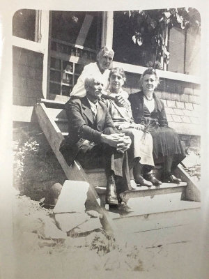 1933.05 Walter, Alice, Charlie and Margaret Wright - siblings MLR2020.jpg