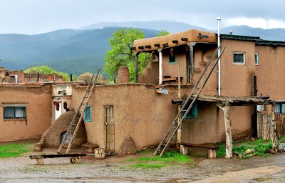 Taos Pueblo or Pueblo de Taos, South House with ladders and Horno, New Mexico 127