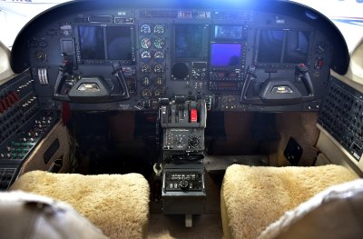 N441BL Cockpit 005