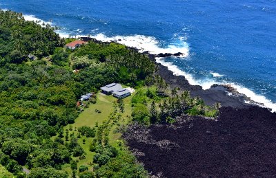 Close Call with new lava flow by Pohoiki, Hawaii 1161