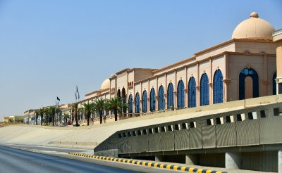 Building along highway in Riyadh, Saudi Arabia 058 