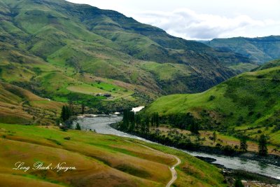 Daher Kodiak on Approach to Deer Creek Airstrip, Salmon River, Idaho 979   