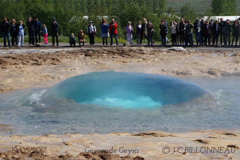 013-Début d'expulsion de Strokkur à Geysir.jpg