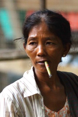 184-Birmane-au-cigare - MYANMAR.jpg