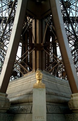 Eiffel-statue.jpg