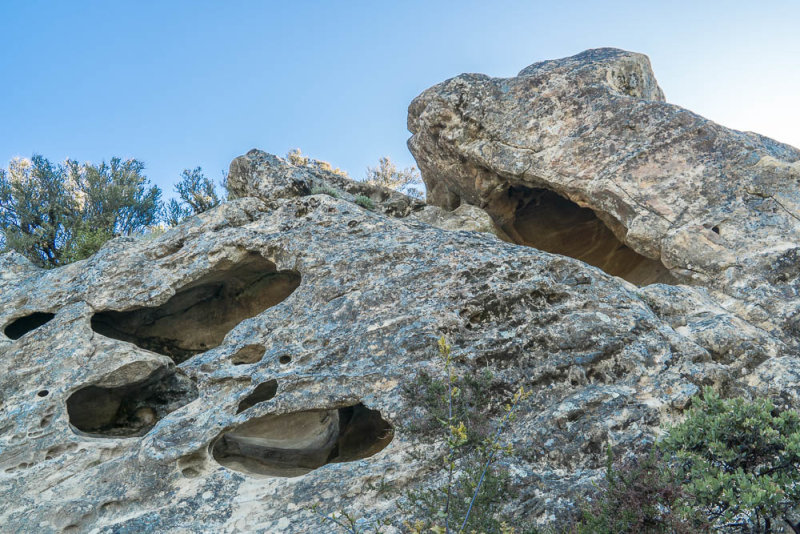 02 Rocks with cave above Saratoga Gap Trail