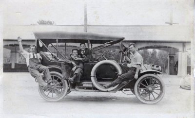 auto at Lincoln Park trolley stop (Westport Hist. Soc.)