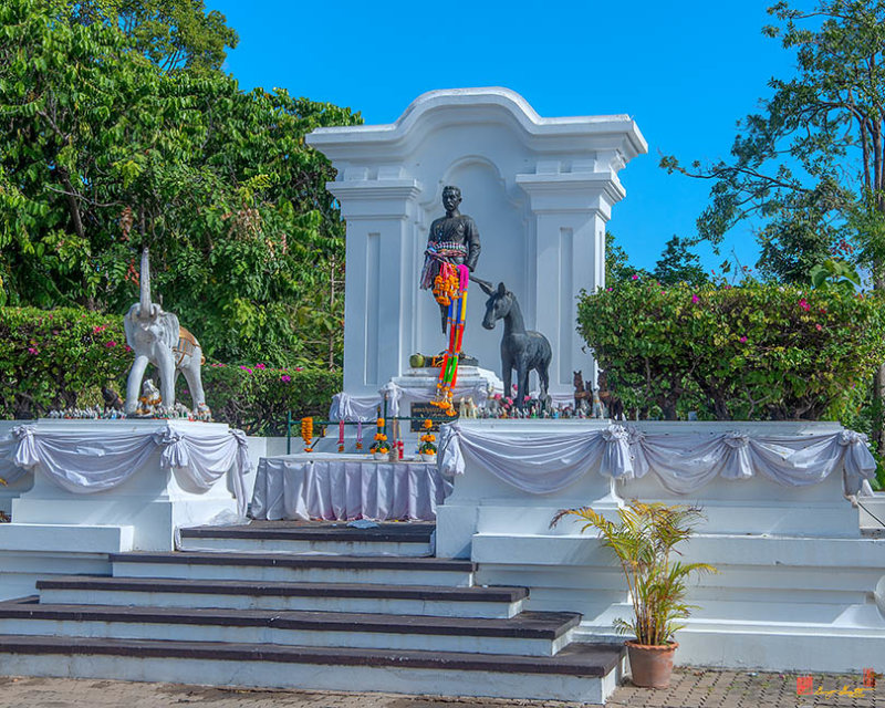 Thung Si Muang Park Monument of Phra Pathum Worartchasuriyawong (DTHU1078)