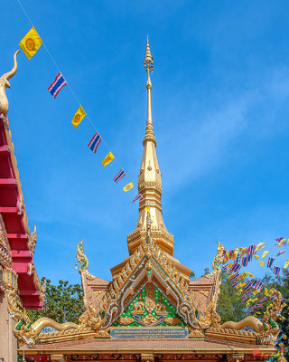 Wat Tai Phra Chao Yai Ong Tue Montop Phet Chet Saeng Roof and Spire (DTHU0790)