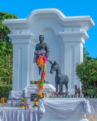 Thung Si Muang Park Monument of Phra Pathum Worartchasuriyawong (DTHU1079)