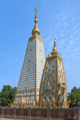 Wat Nong Bua Phra That Chedi Si Maha Pho and Corner Stupa (DTHU0142)