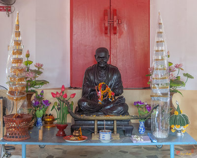 Wat Pathum Malai Phra Ubosot Memorial to a Revered Monk (DTHU1364)