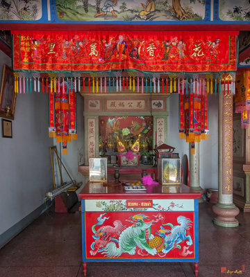 San Jao Wat Chaeng Shrine Left Altar (DTHNR0330)