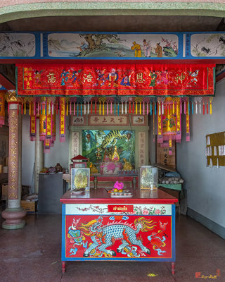 San Jao Wat Chaeng Shrine Right Altar (DTHNR0333)