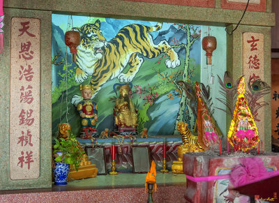 San Jao Wat Chaeng Shrine Right Altar (DTHNR0334)