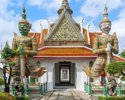 Wat Arun Gateway to Phra Ubosot Guardian Giants or Yaksha (DTHB0217)