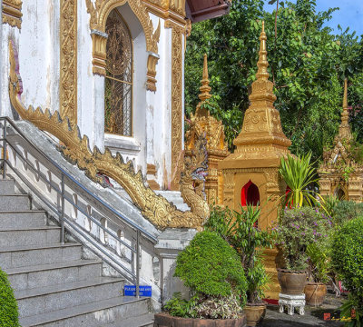 Wat Mahathat Phra Ubosot Makara and Naga Guardian and Memorial Chedi (DTHNP0141)