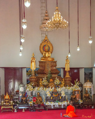 Wat Uthai Tharam Phra Ubosot Buddha and Monk Images (DTHB2184)