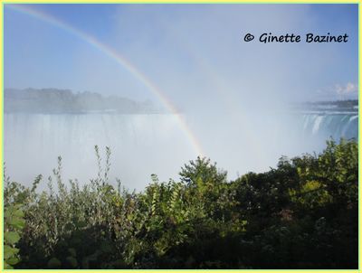 on dirait d'un double arc-en-ciel du ct droit