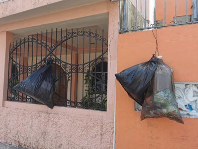 Hanging garbage (to prevent damage by pets)