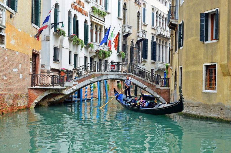 37_A slanting gondola.jpg
