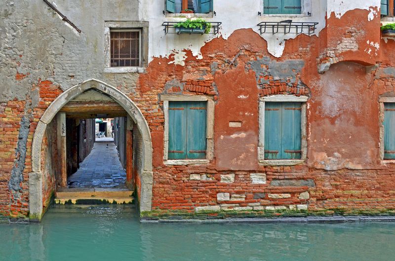 40_Between a canal and a street.jpg