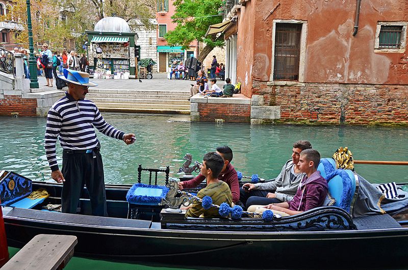 49_Gondolier photographing customers.jpg