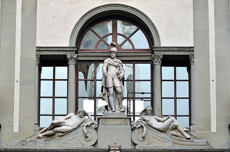 34_Uffizi Coutyard statues.jpg