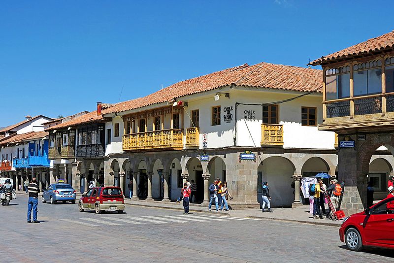 25_Historical buildings around the square.jpg