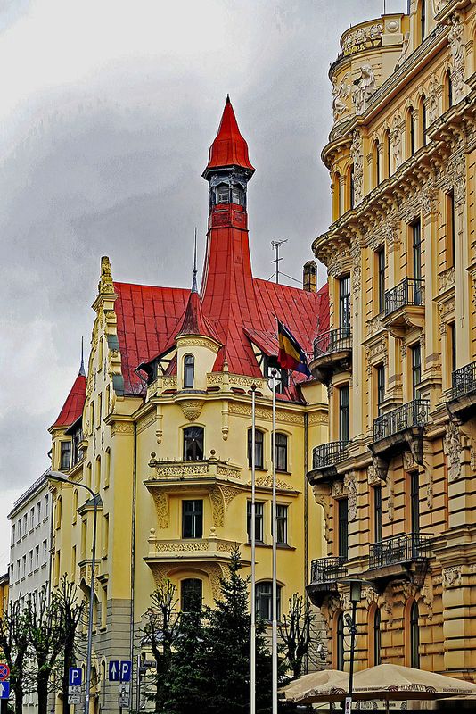 20_Same apt bldg taken 2015.jpg