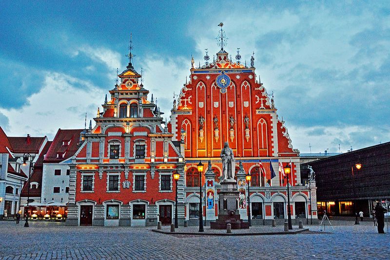 22_House of the Blackheads at dusk.jpg