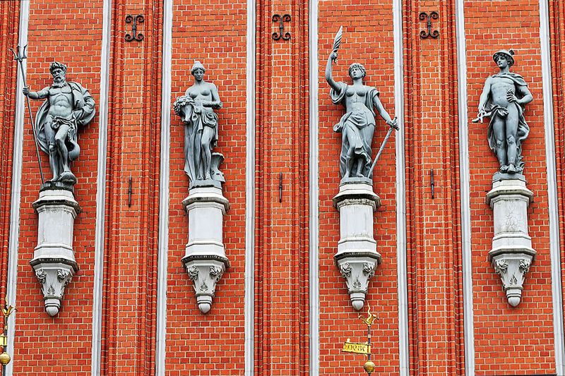 24_Decors on the facade.jpg