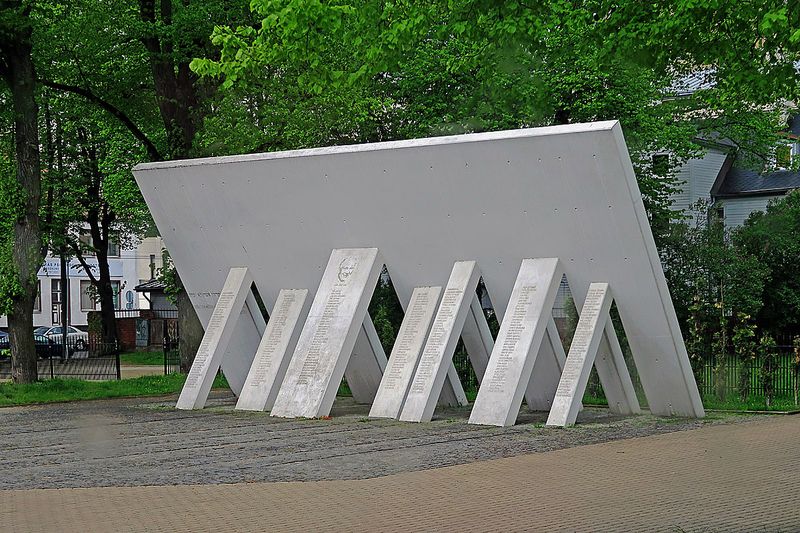 31_Great Choral Synagogue Memorial seen from the bus.jpg