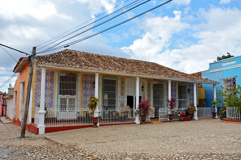 09_A restaurant in a colonial house.jpg