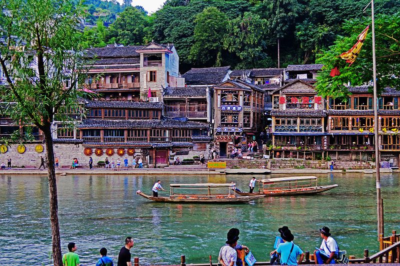 06_Sightseeing boats for tourists.jpg